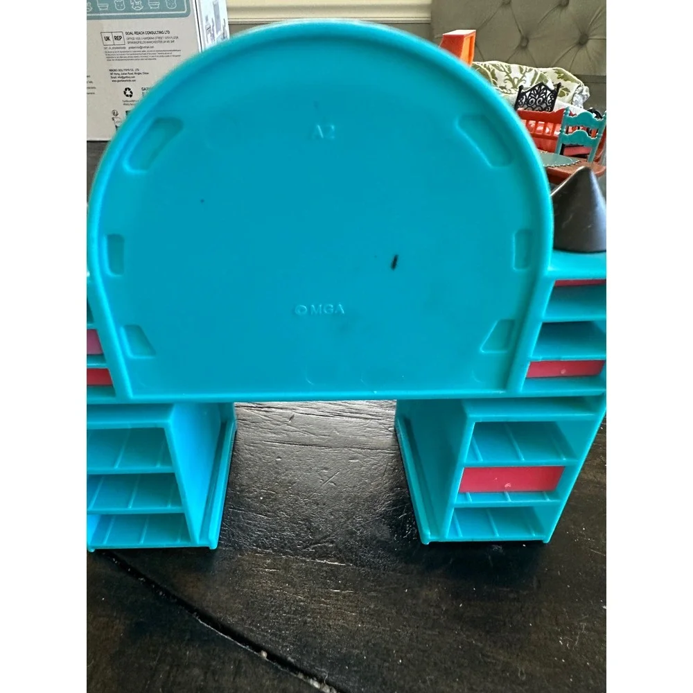 MGA LOL Surprise Dollhouse Furniture Teal Pink‎ Vanity with Drawers and Mirror